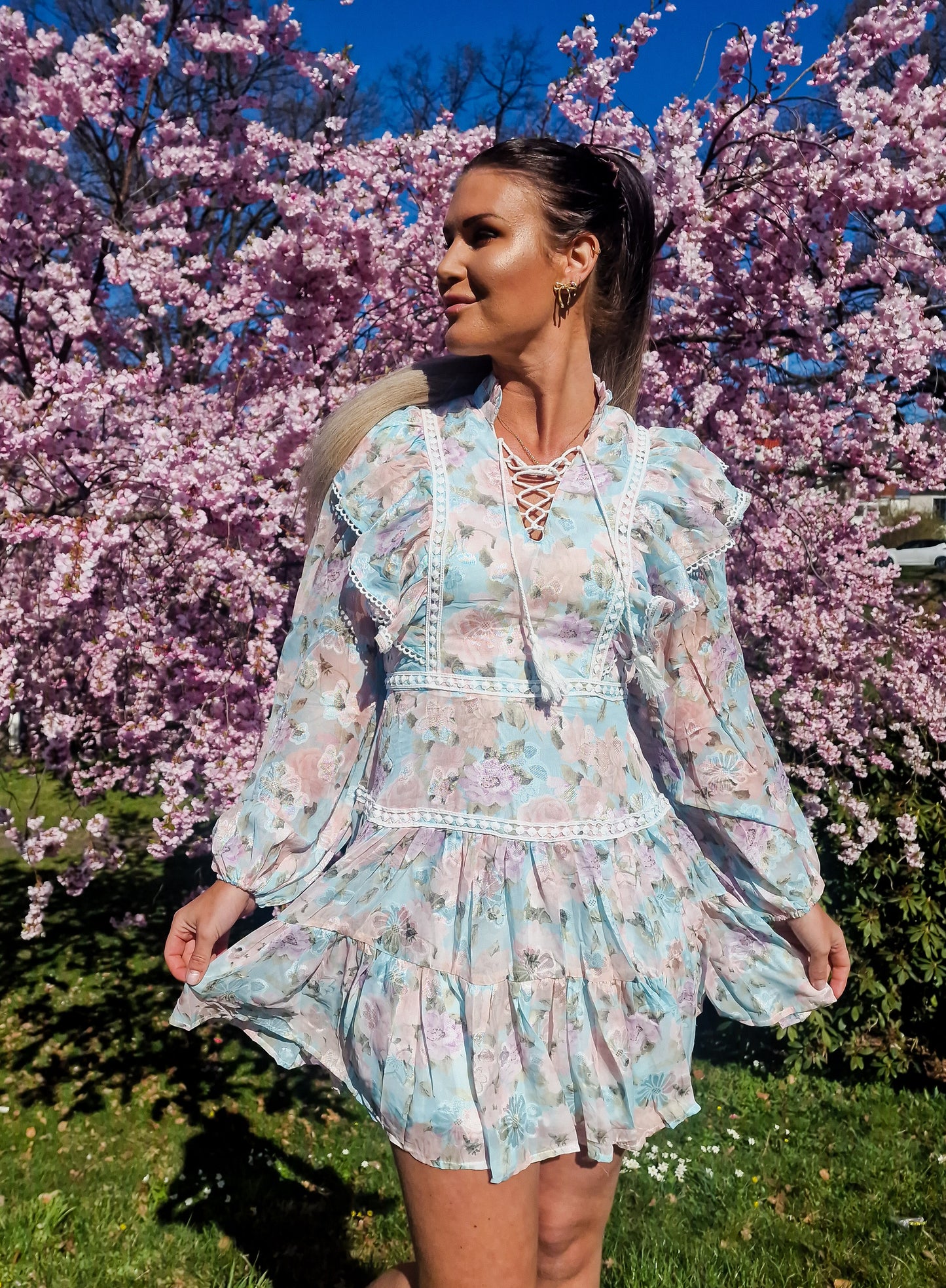 Blommig spetsklänning