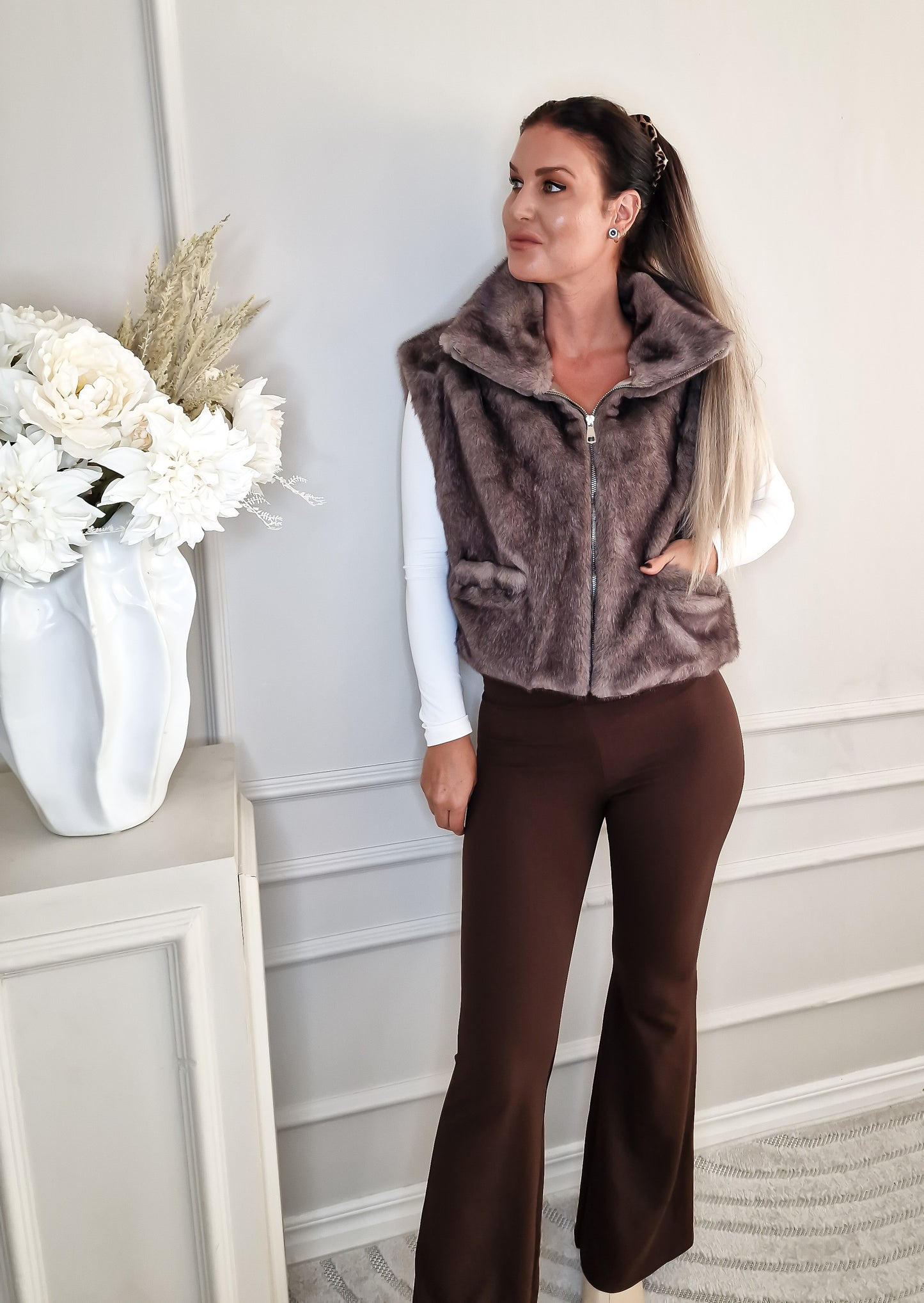 Fuskpälsväst med krage Taupe