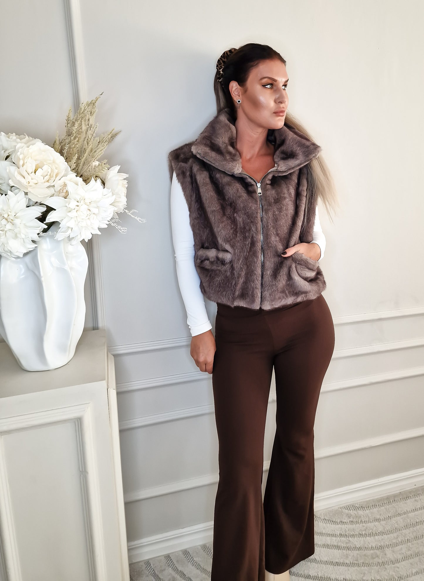 Fuskpälsväst med krage Taupe