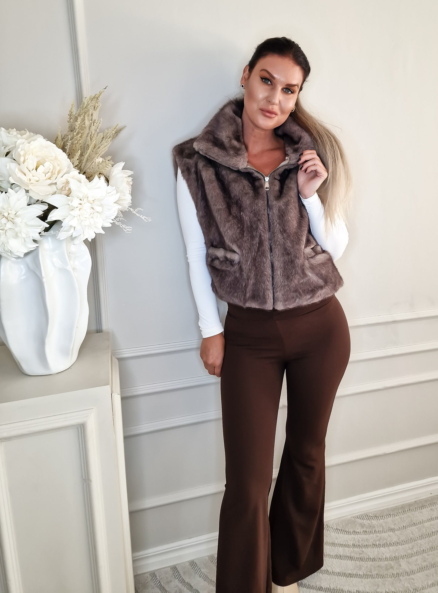 Fuskpälsväst med krage Taupe