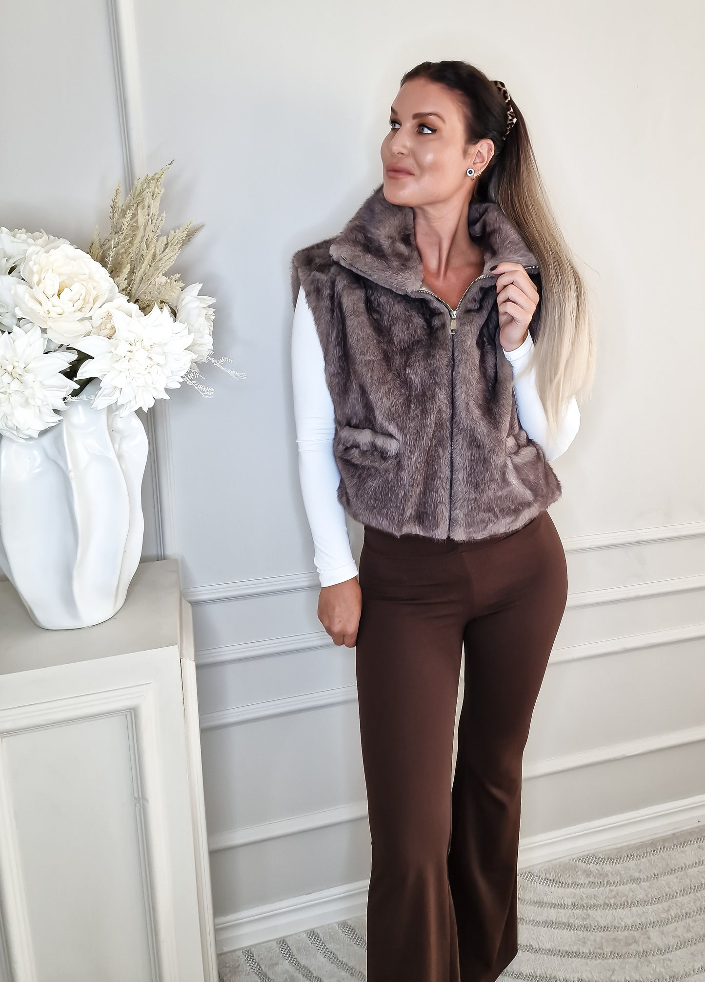 Fuskpälsväst med krage Taupe