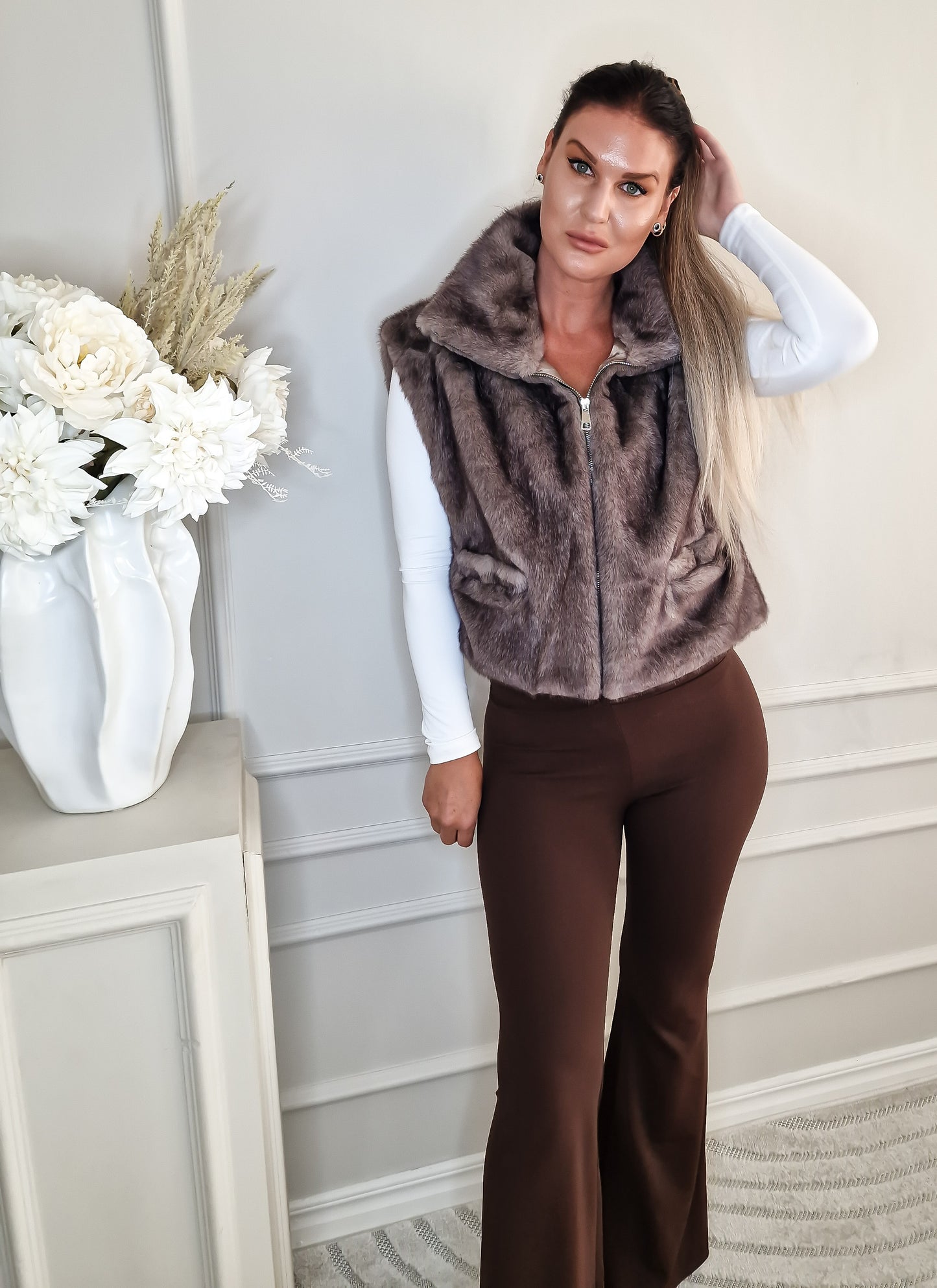 Fuskpälsväst med krage Taupe