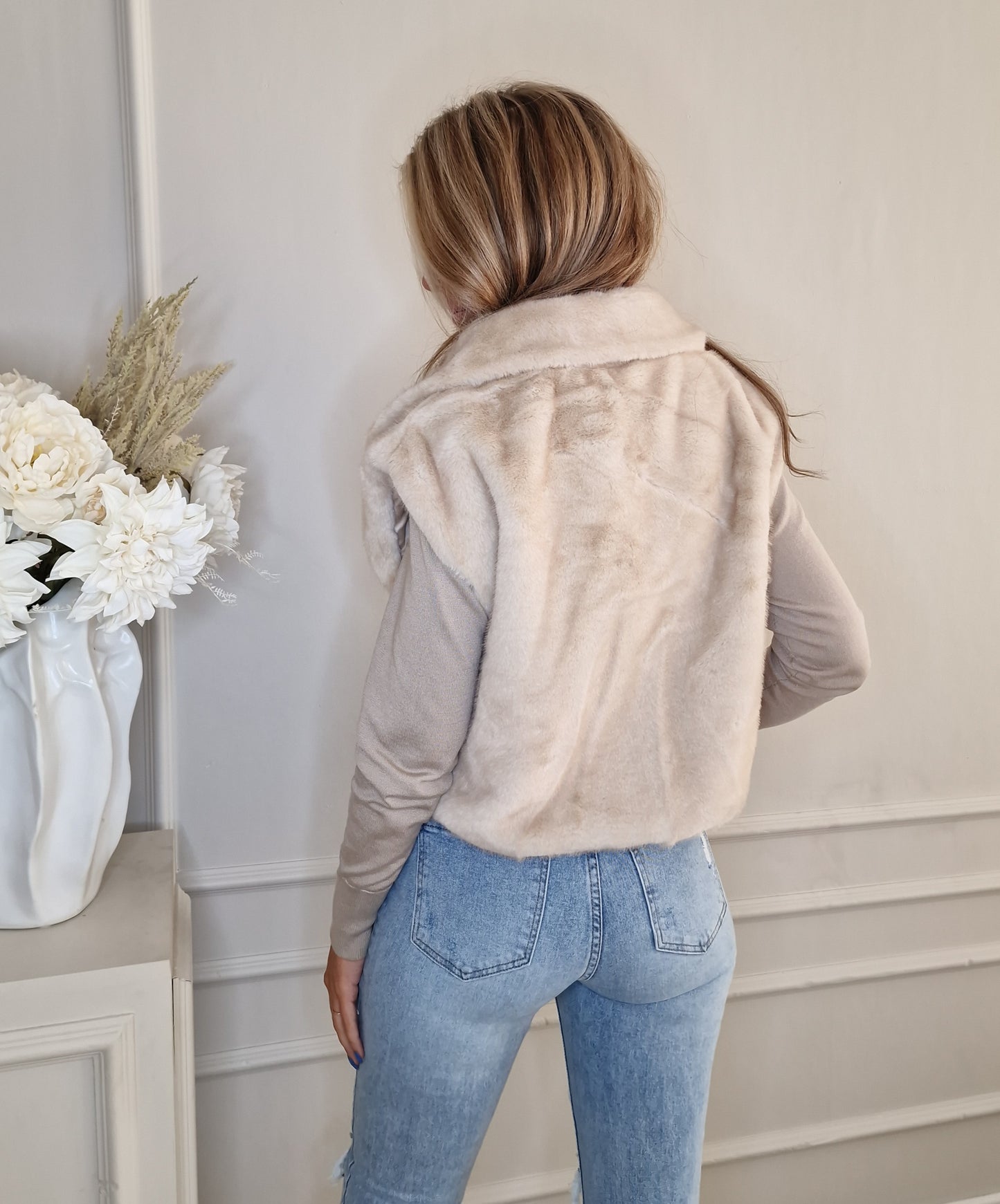 Fuskpälsväst med krage Beige