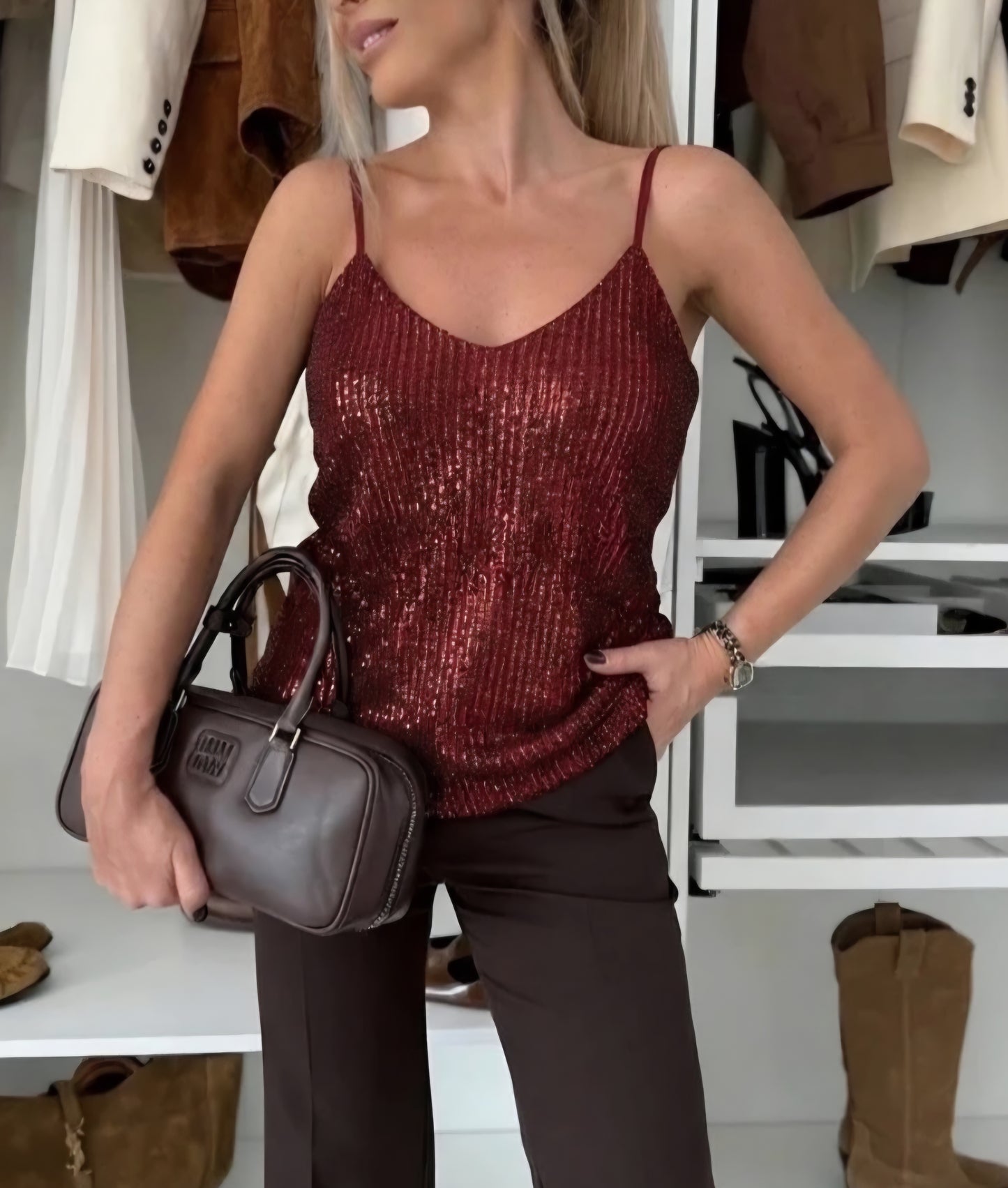 Topp med tunna axelband paljetter Vinröd