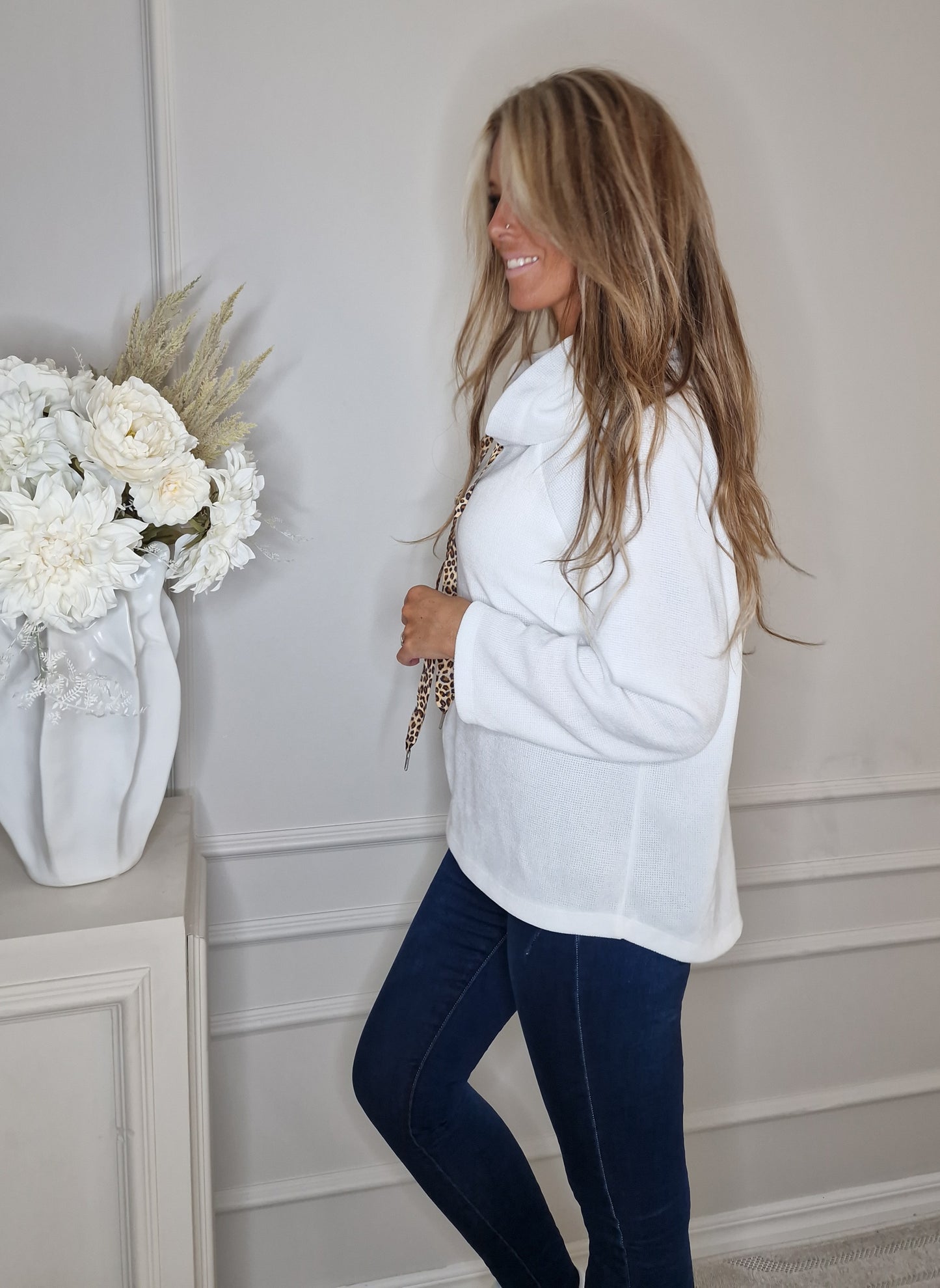 Hoddie white