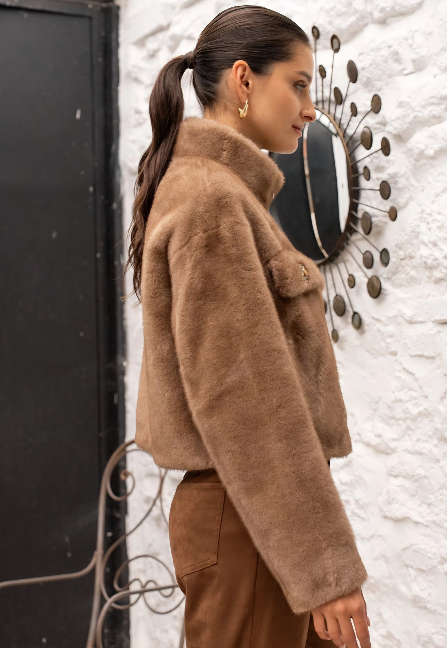 Kort fuskpälsjacka med hög krage Camel