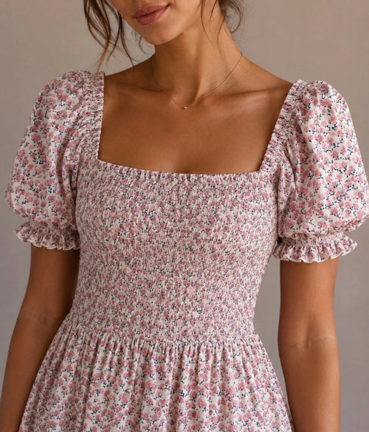 Smockad blommig midiklänning Rosa