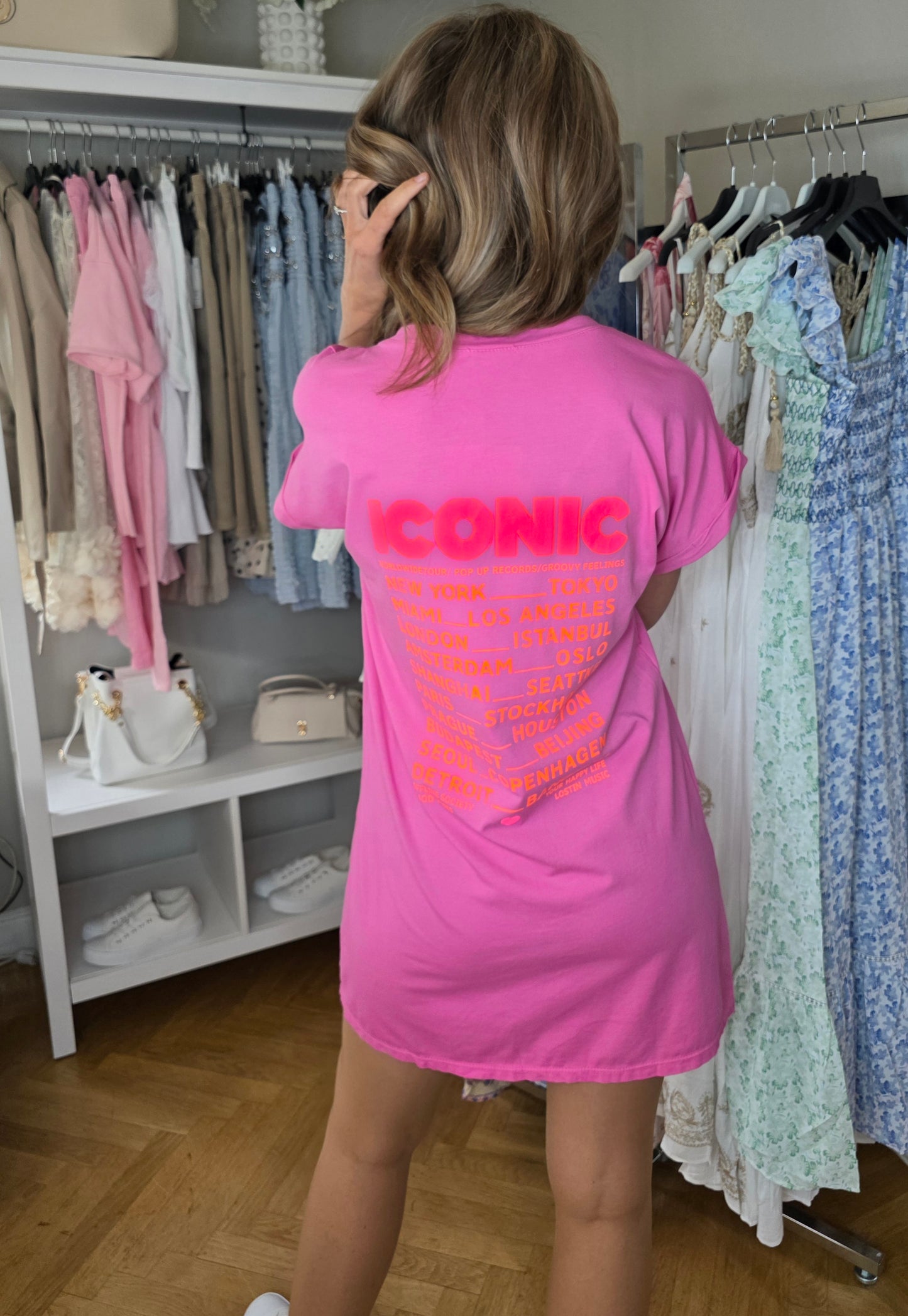 klänning med ICONIC-tryck Cerise
