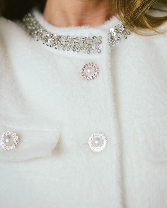 SERENA – VIT Elegant kort jacka med utsmyckad krage och fuskpälsmanschetter