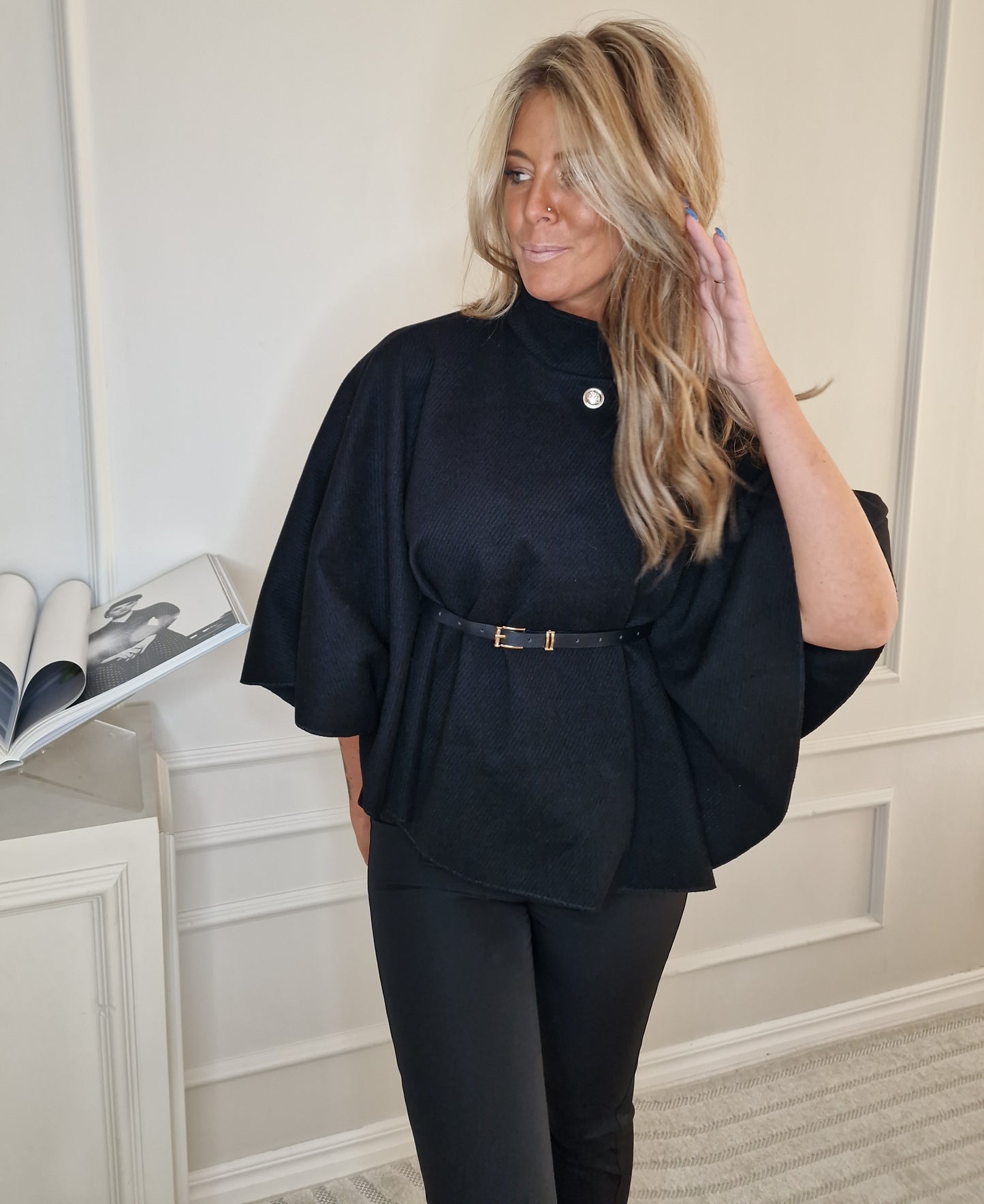 Elegant Cape/Poncho with belt Svart