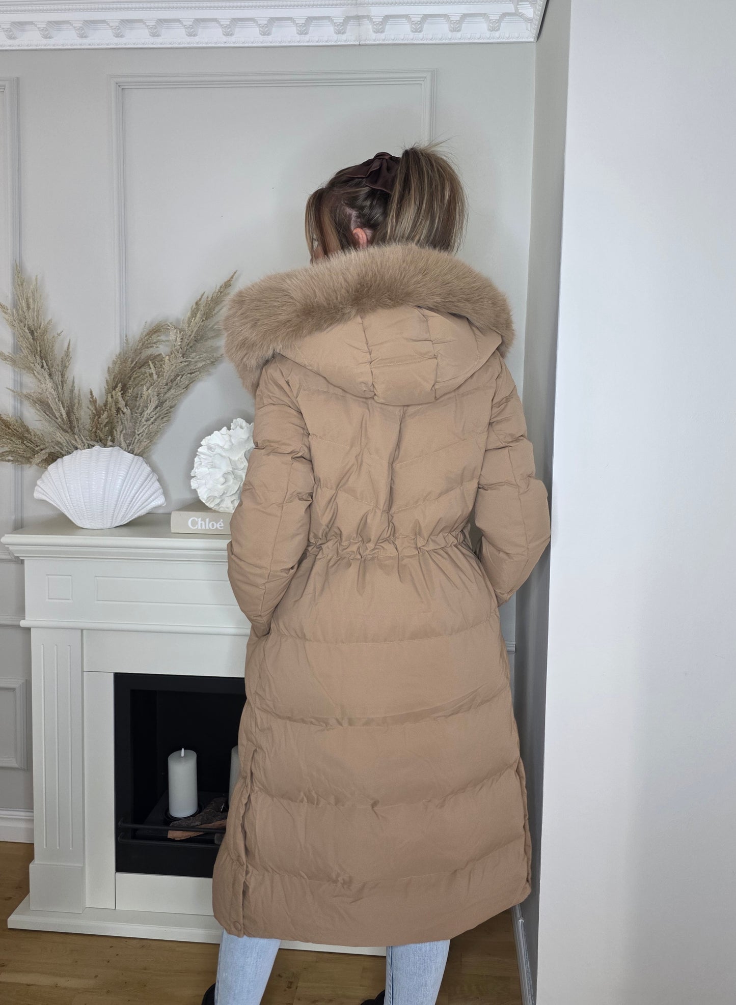 Lång dunjacka Bella med pälsfodrad huva och dragsko Camel