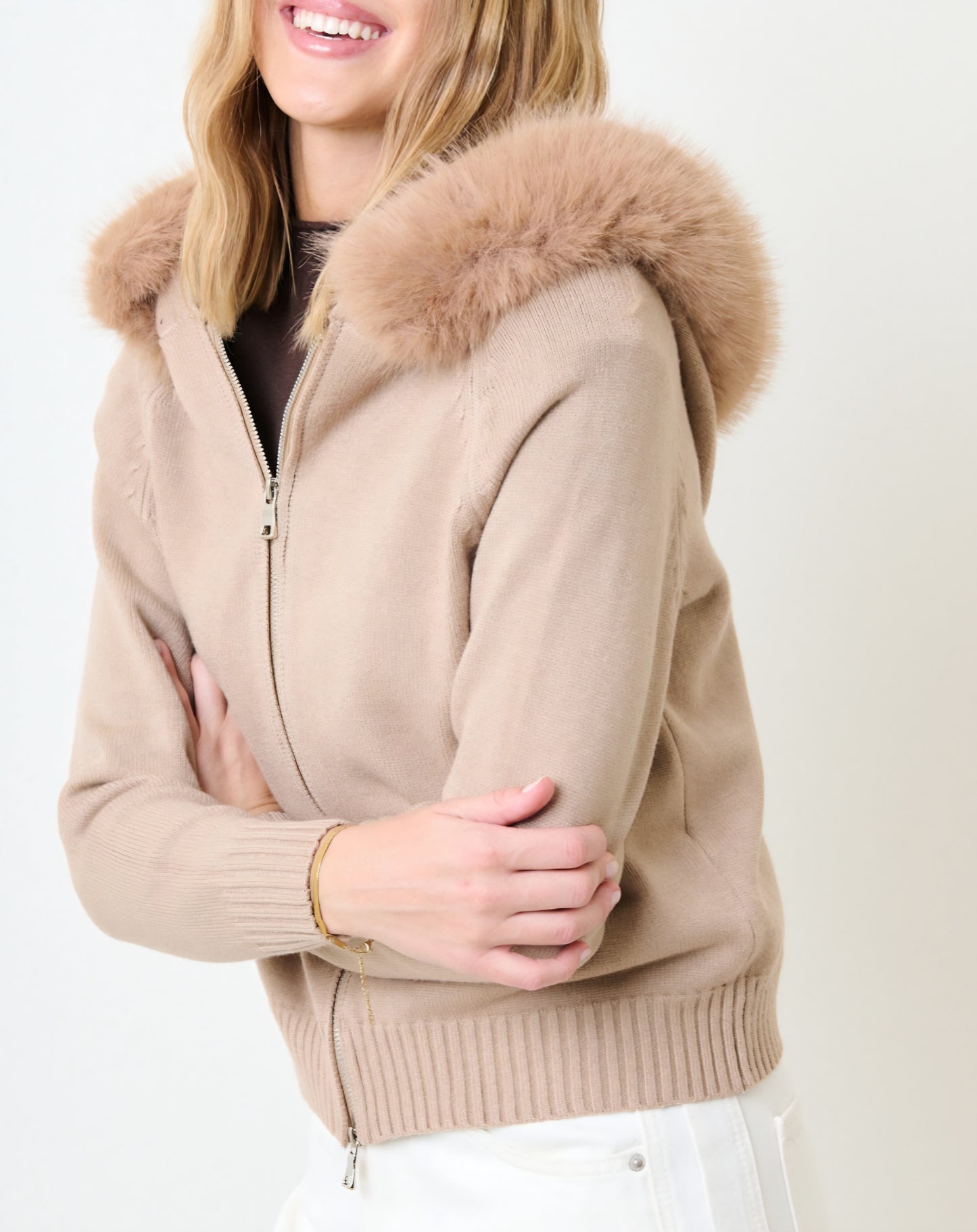 Stickad huvtröja med päls Beige