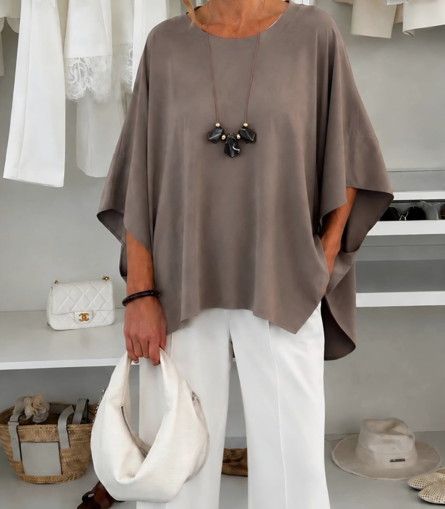 Böljande oversized topp med halsband Taupe