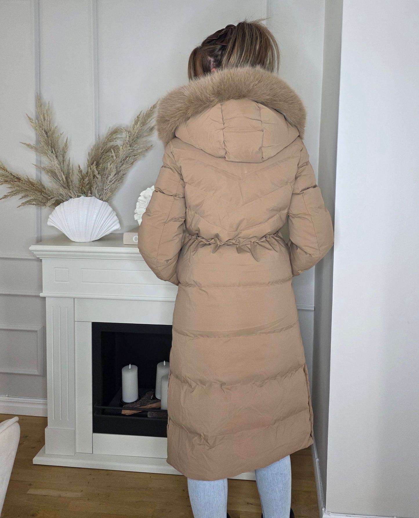Lång dunjacka Bella med pälsfodrad huva och dragsko Camel