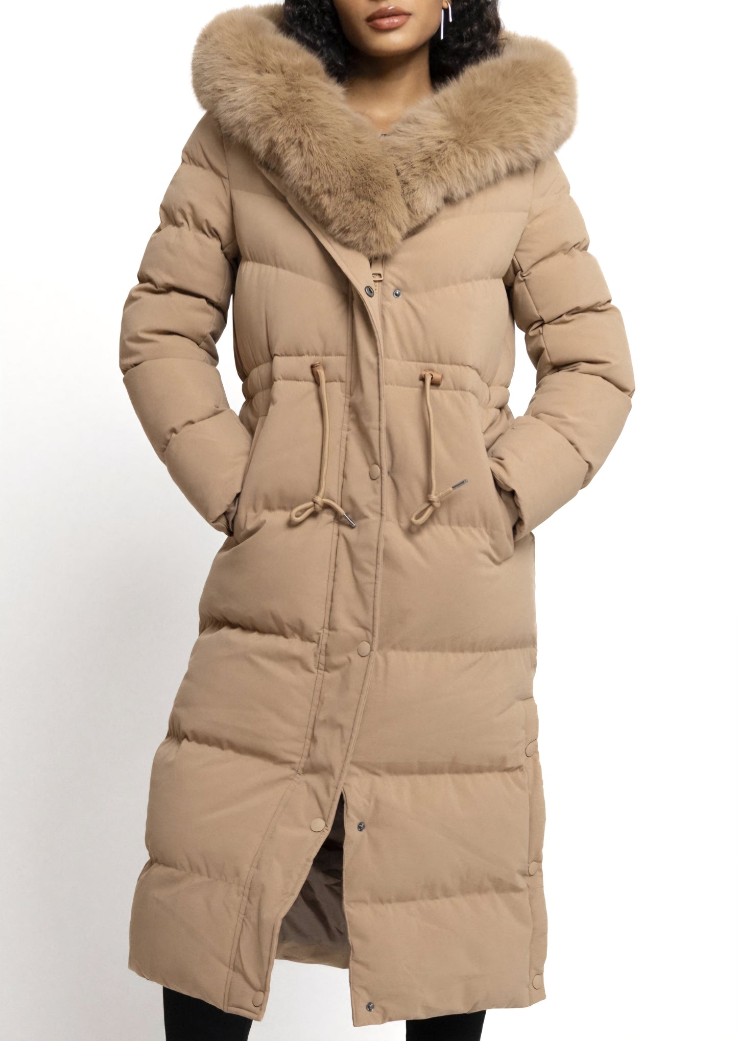 Lång dunjacka Bella med pälsfodrad huva och dragsko Camel
