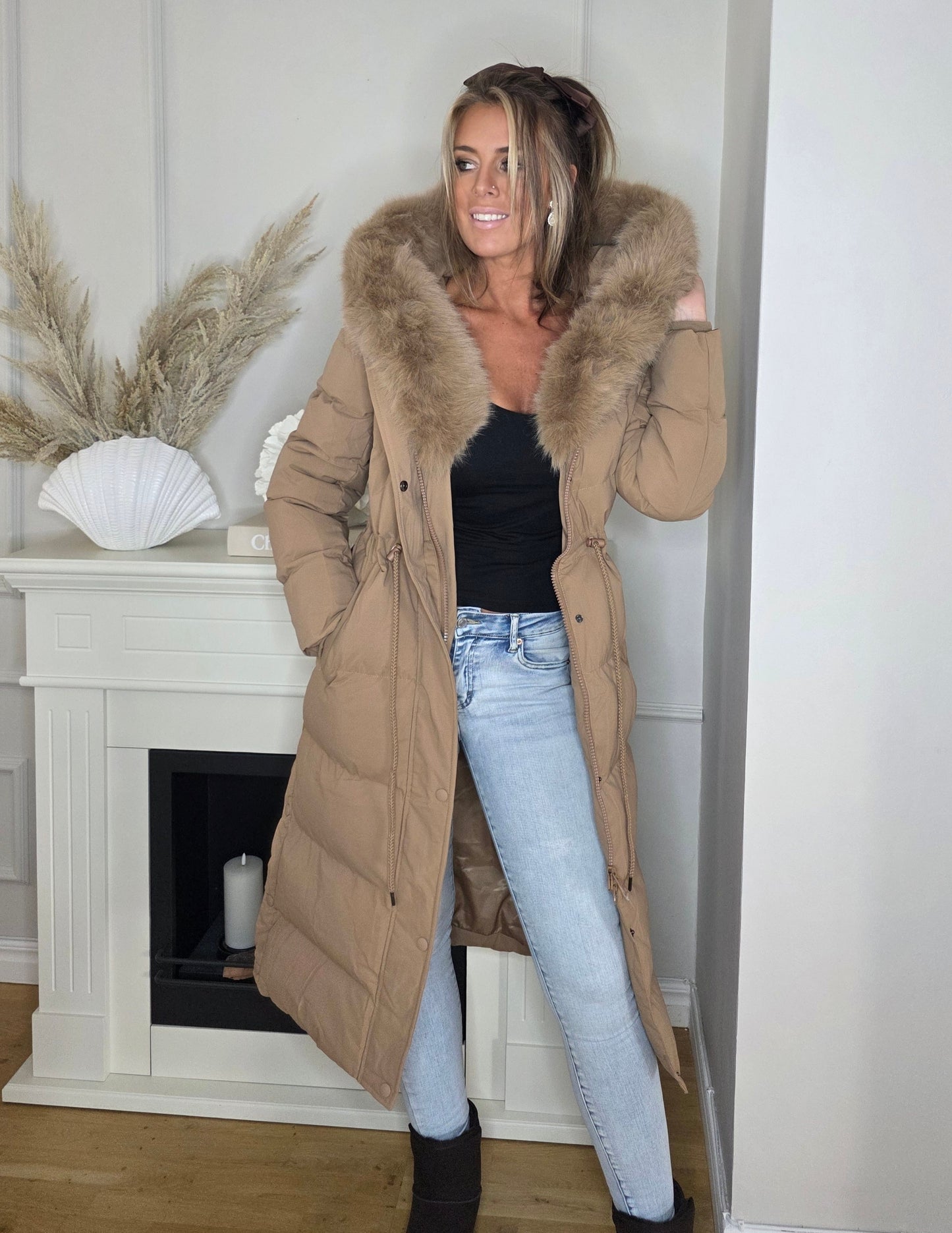 Lång dunjacka Bella med pälsfodrad huva och dragsko Camel