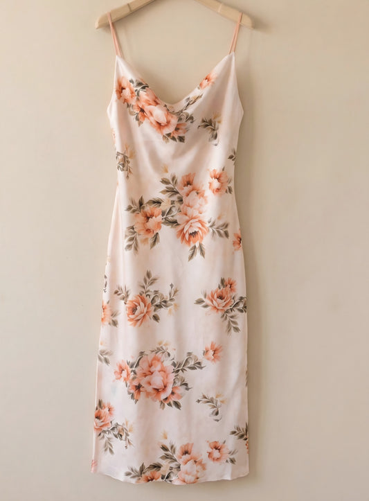 Blommig satinklänning med slits Offwhite