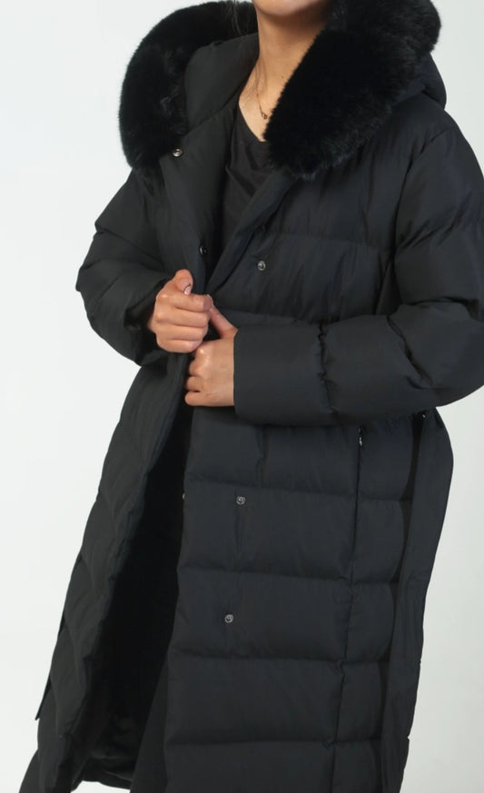 Lång quiltad jacka med huva, fuskpäls och knytbälte