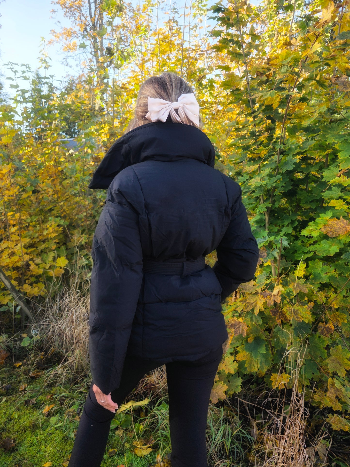 quiltad dunjacka med skärp Svart