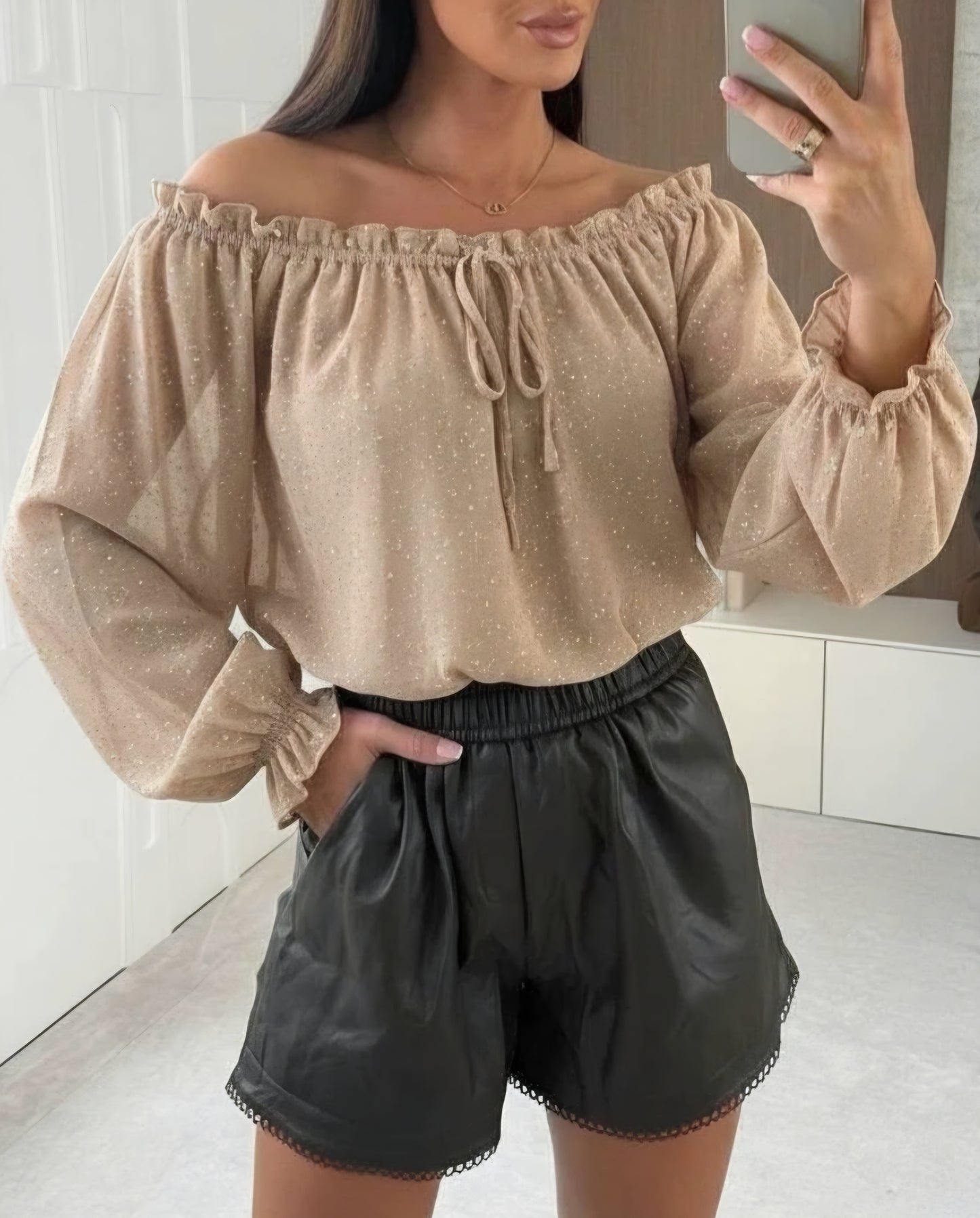 Topp paljettdetaljer i chiffongeffekt Beige