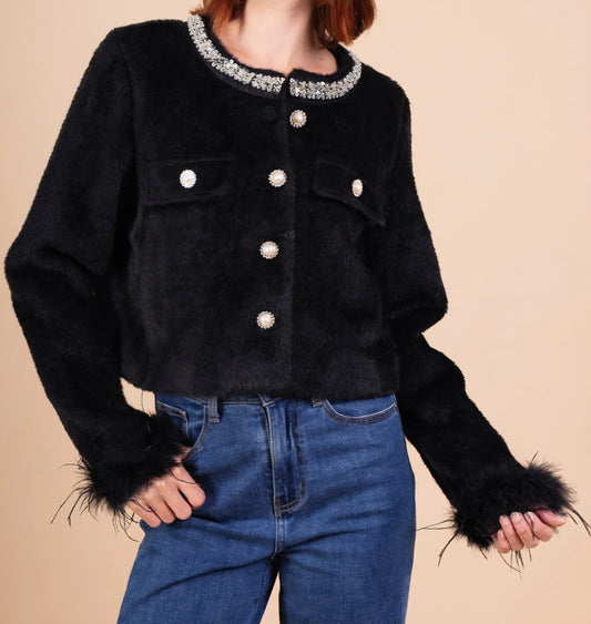 SERENA – SVART Elegant kort jacka med utsmyckad krage och fuskpälsmanschetter