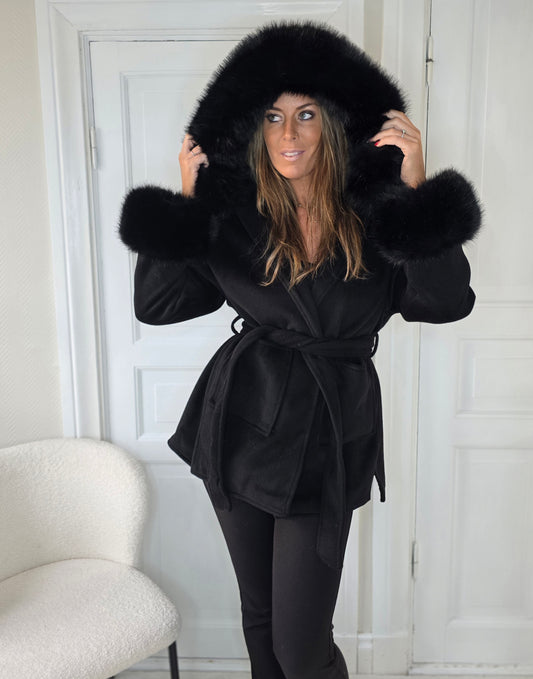 Kappa med fuskpäls och huva Svart