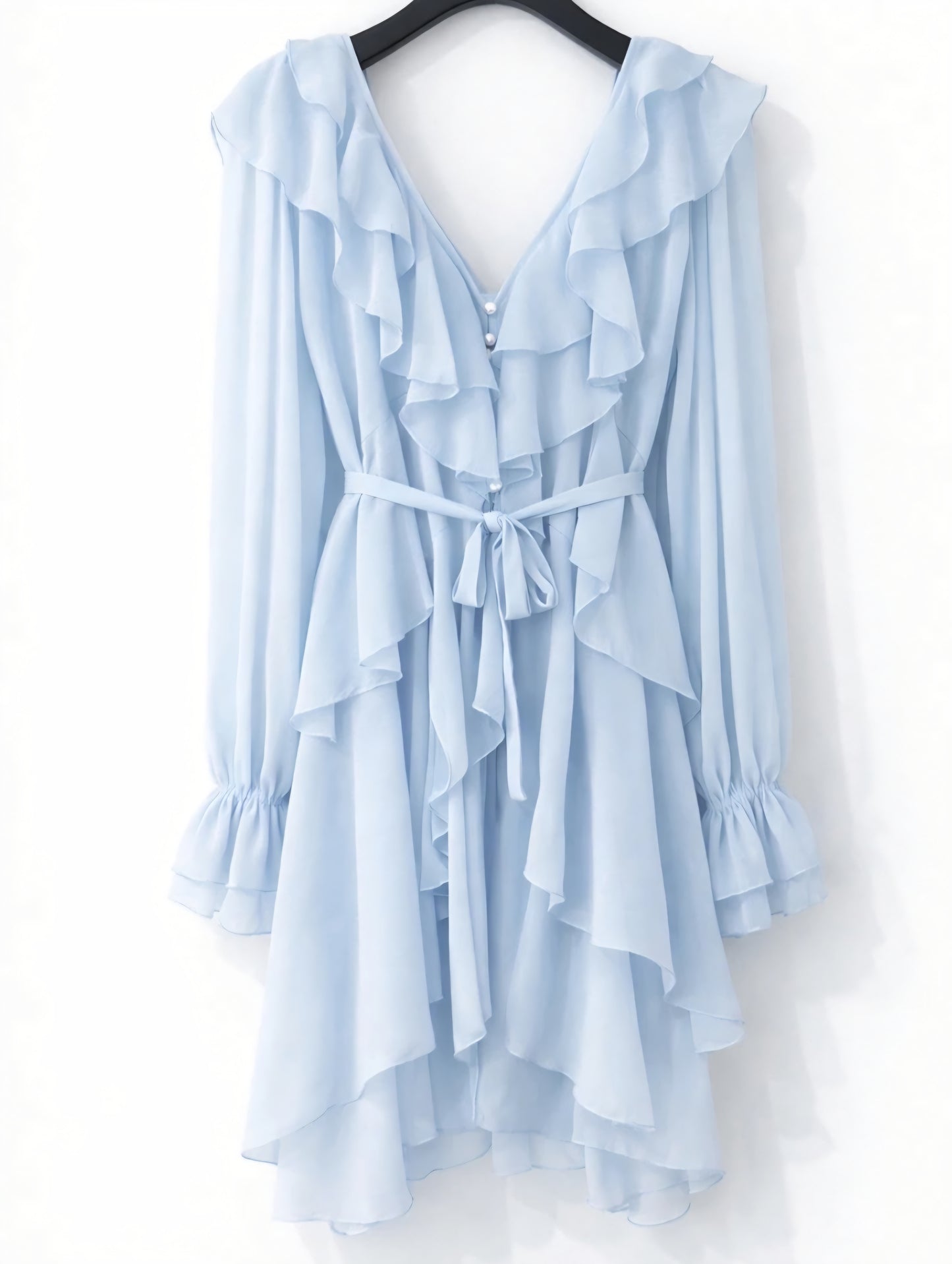 Böljande klänning med volanger Ljusblå