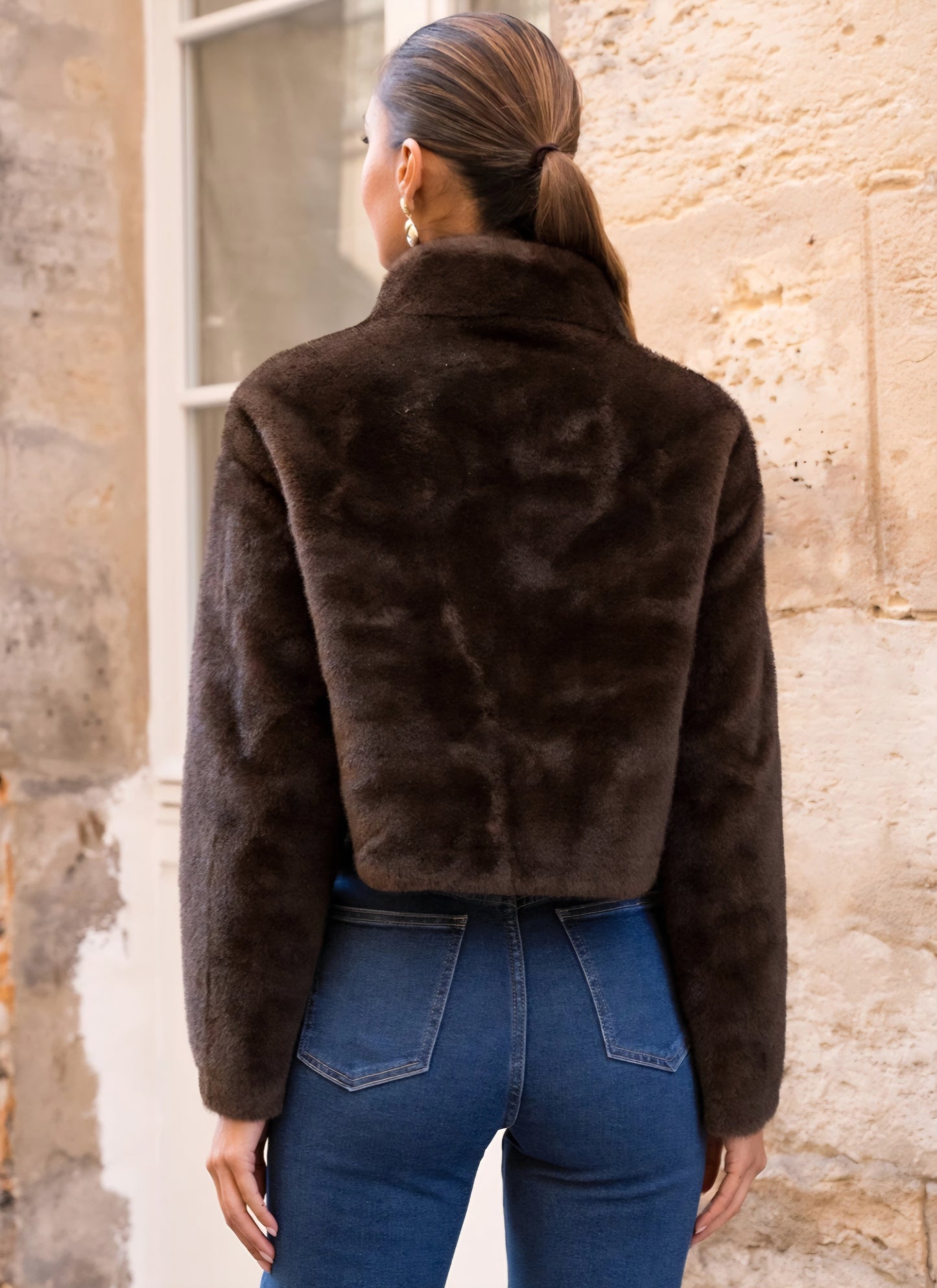 Kort fuskpälsjacka med hög krage Brun