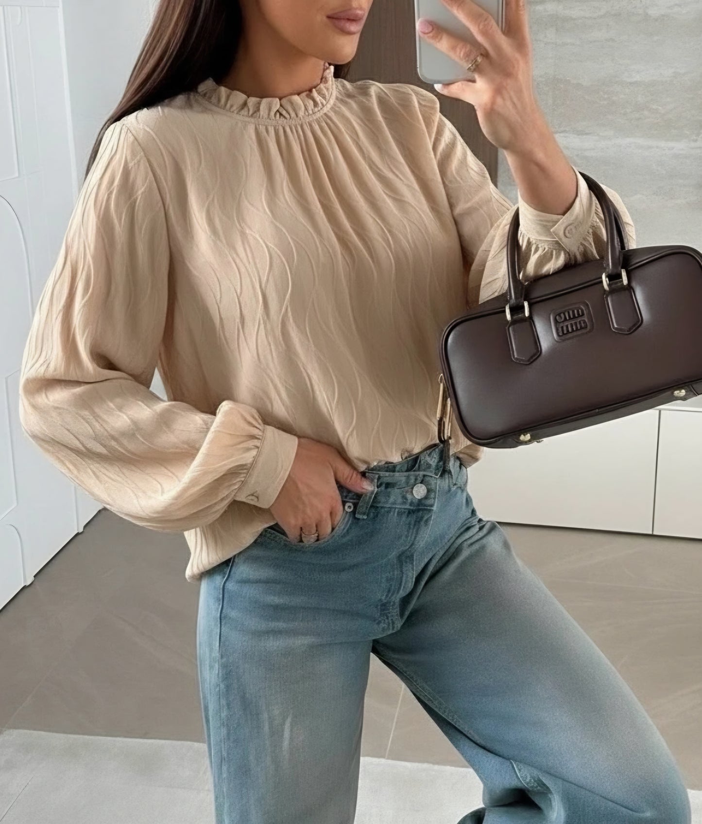 Strukturerad blus med volangkrage Beige