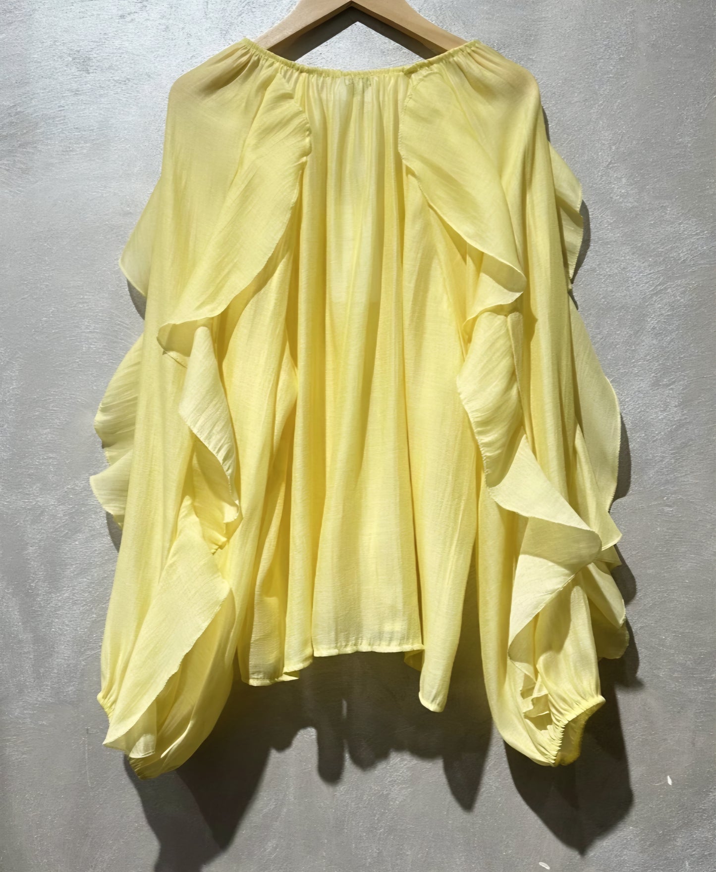 Långärmad blus med volang i lyocell Gul