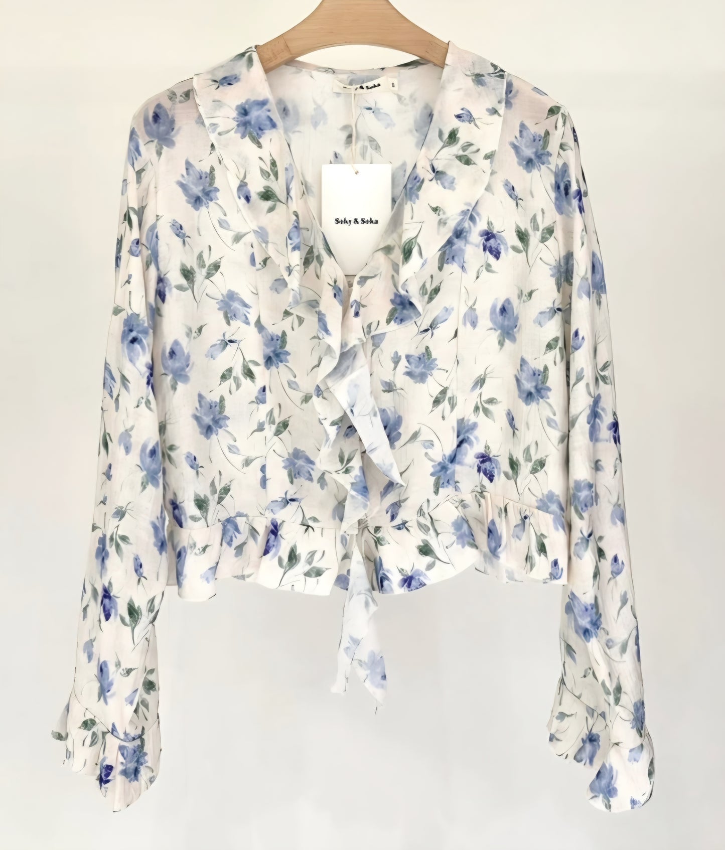 Lätt blommig blus med eleganta volanger Blå