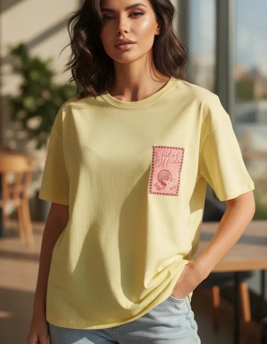 T-shirt med texten "Frånvaro" Gul