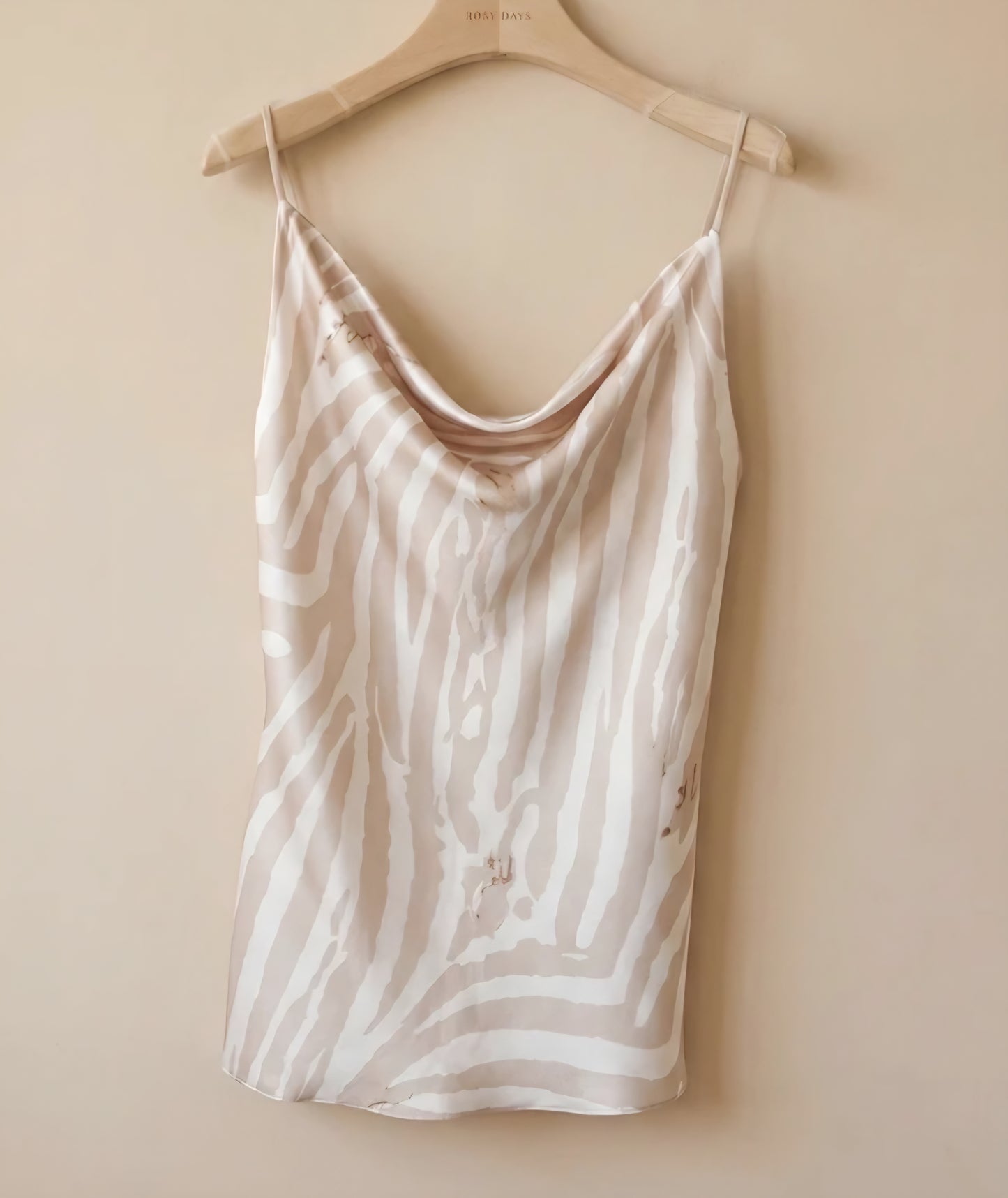 Satin topp med zebramönster Beige