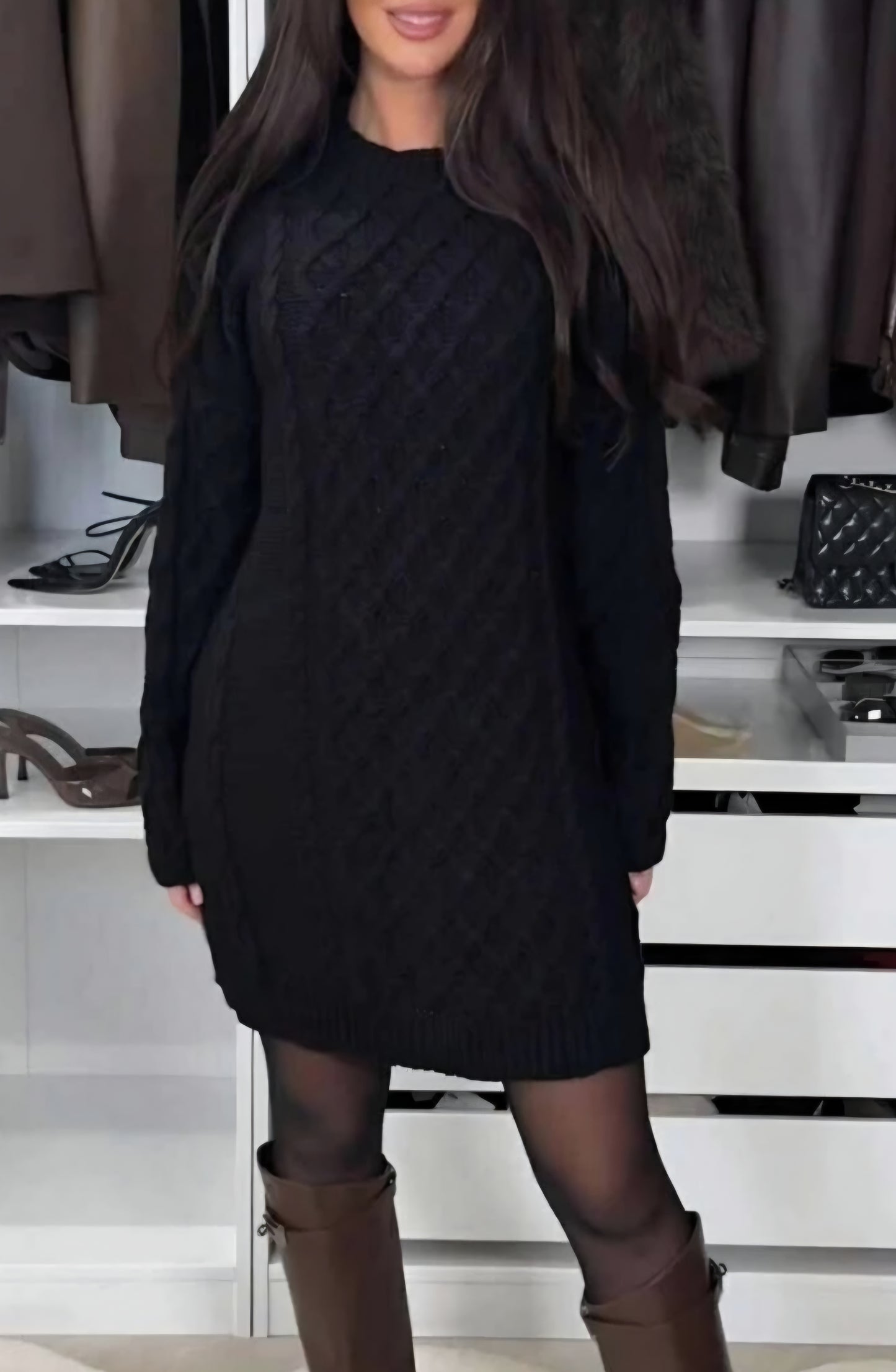 MJUK STICKAD TRÖJKLÄNNING Svart