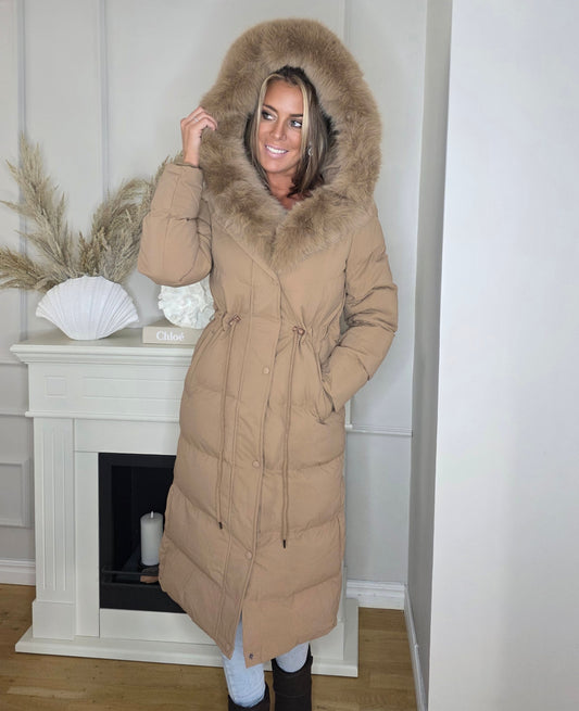 Lång dunjacka Bella med pälsfodrad huva och dragsko Camel