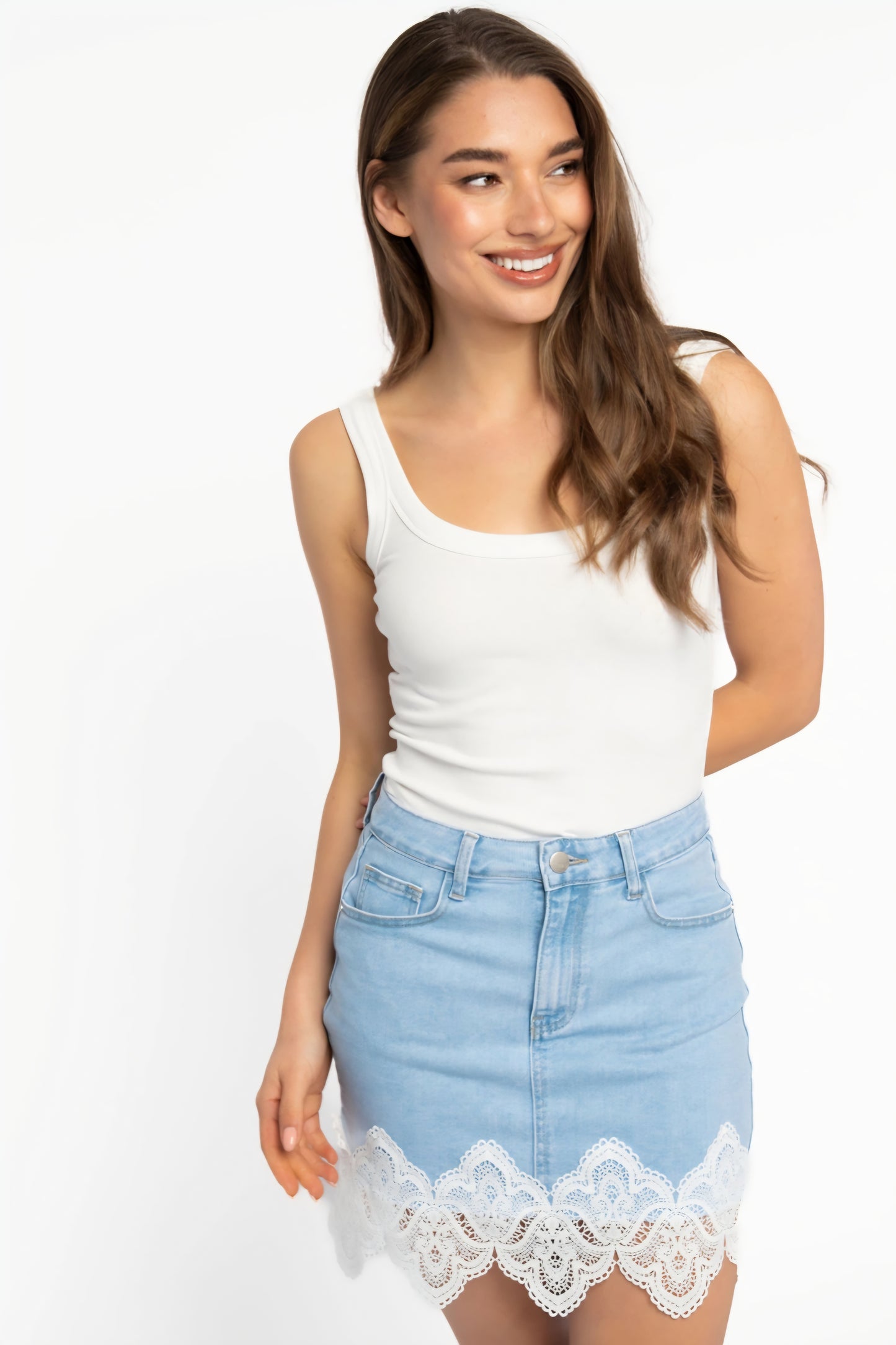 Blå denimkjol med vit spets