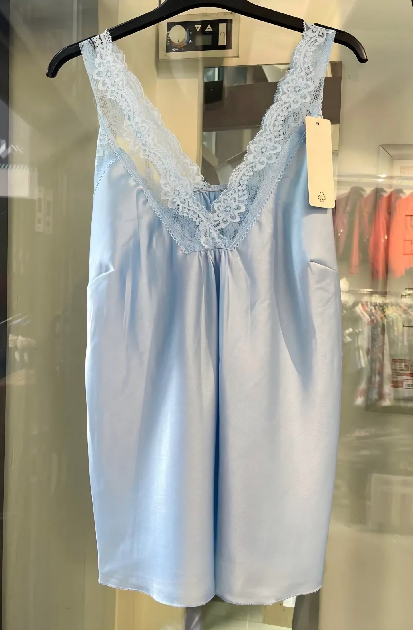 Sarah Topp i satinspets Ljusblå