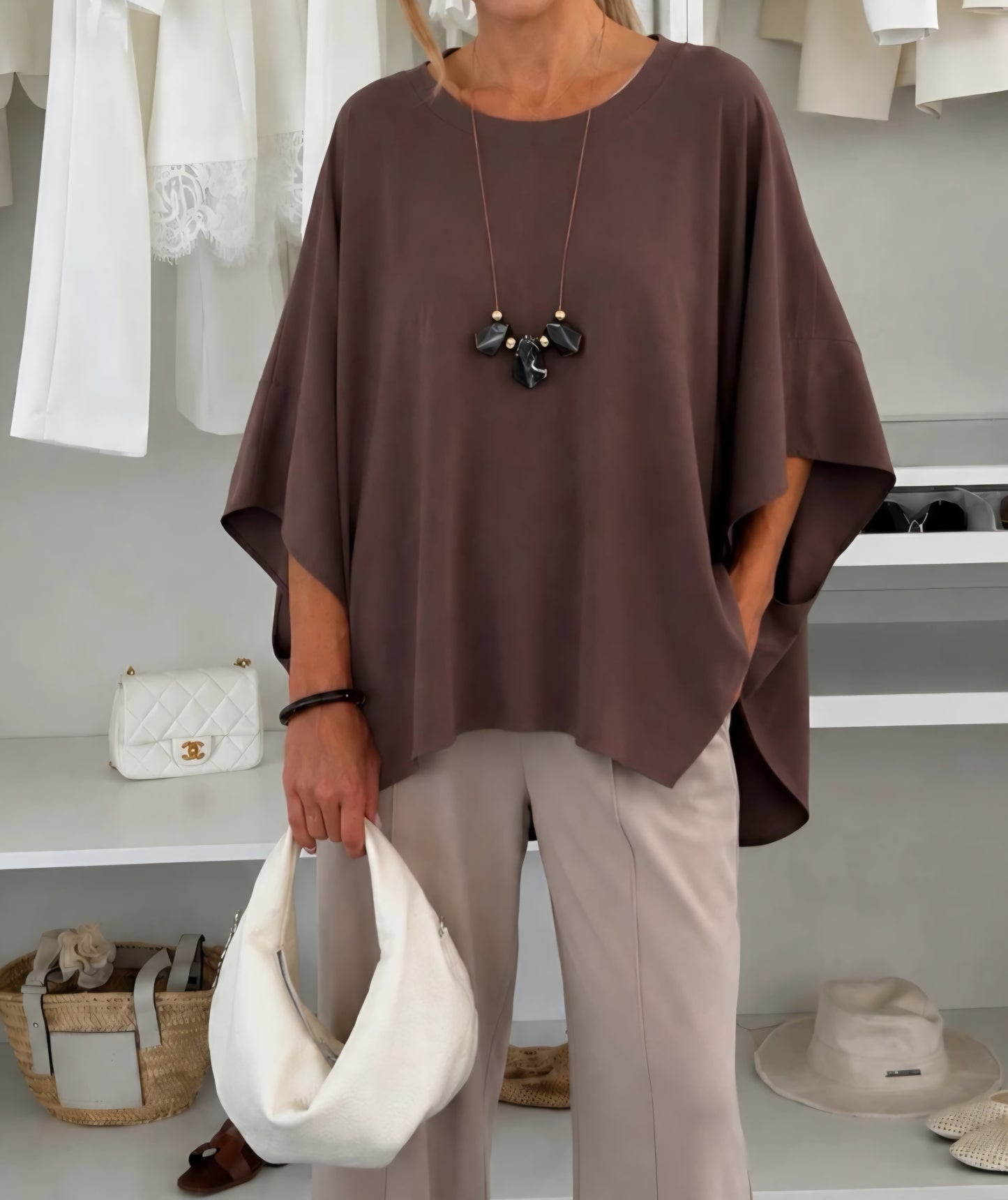 Böljande oversized topp med halsband Brun