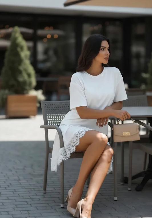 Asymmetrisk t-shirt med spetsdetaljer Vit