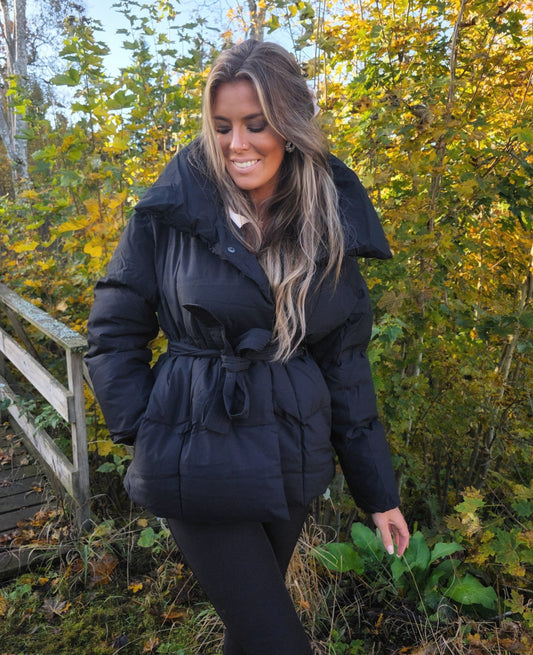 quiltad dunjacka med skärp Svart