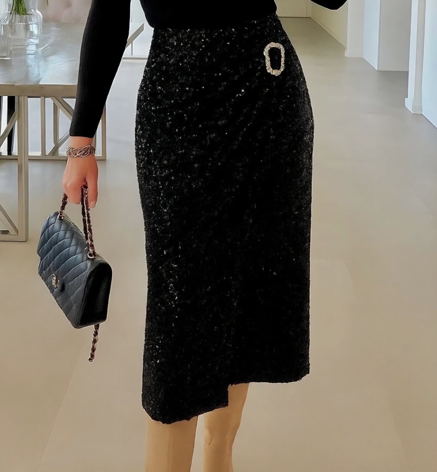 Paljettkjol med resår i midjan och guldfärgad ring Svart