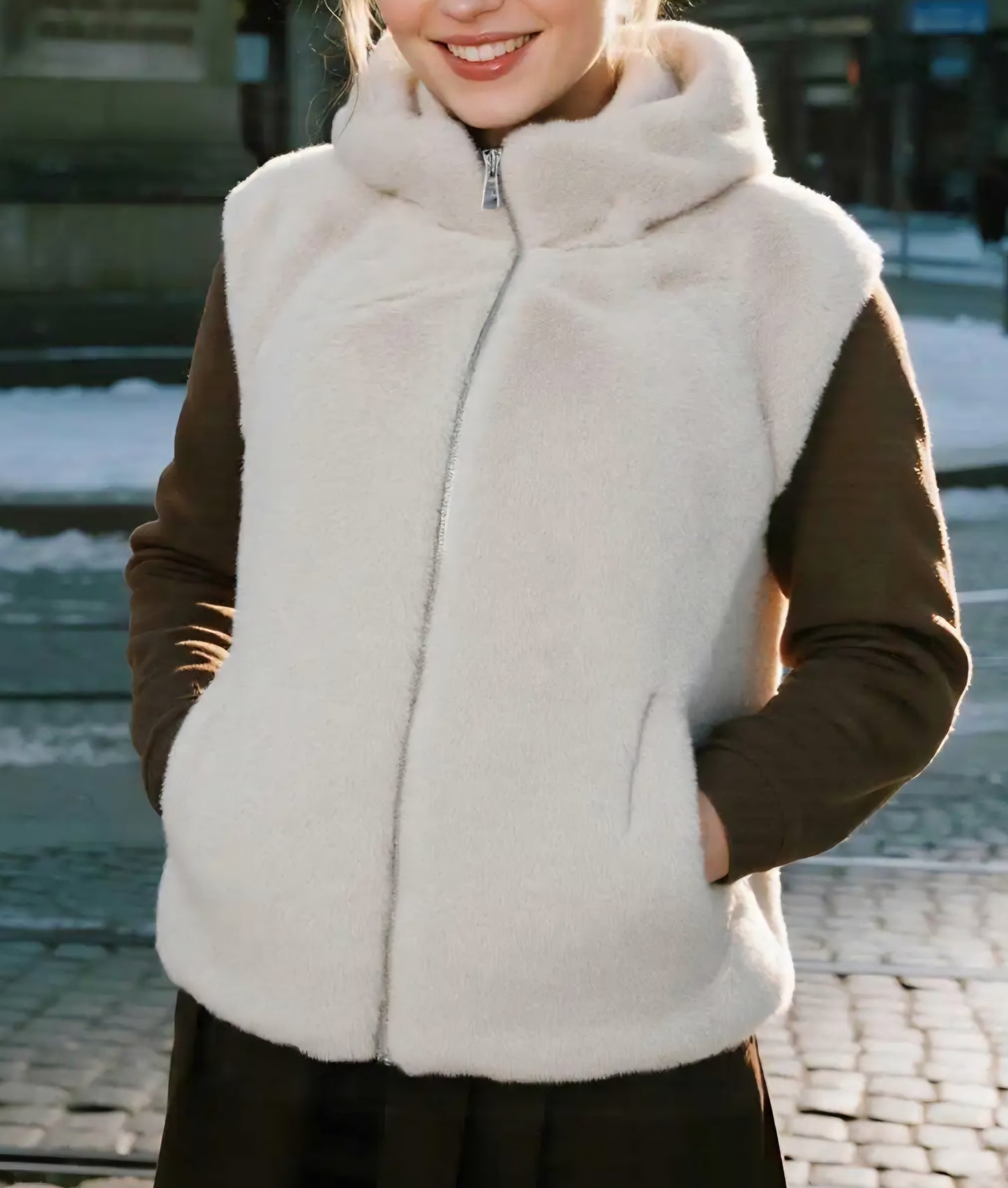 Fuskpälsväst med huva Offwhite