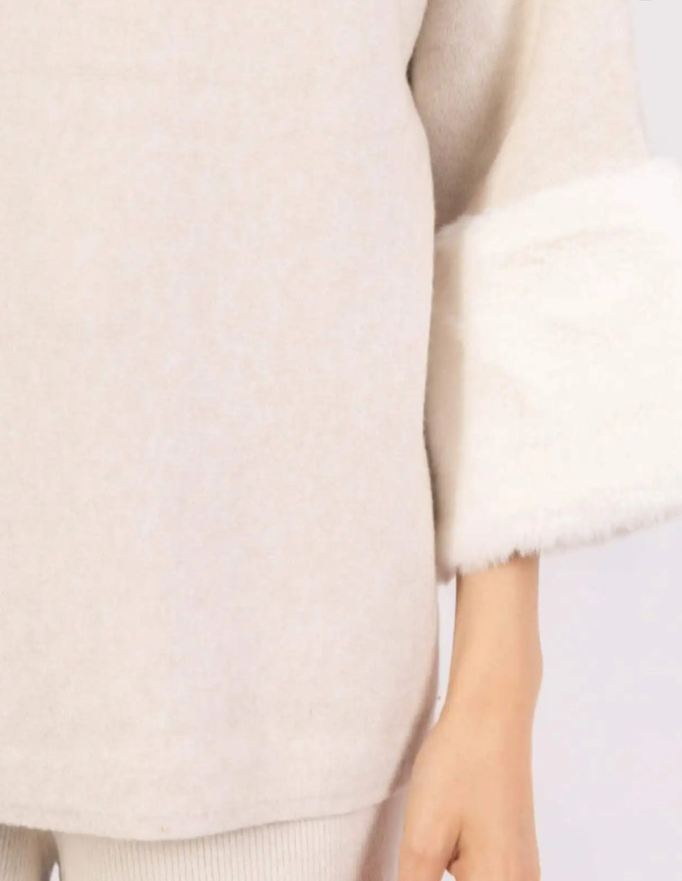 Rundhalsad tröja med fuskpäls