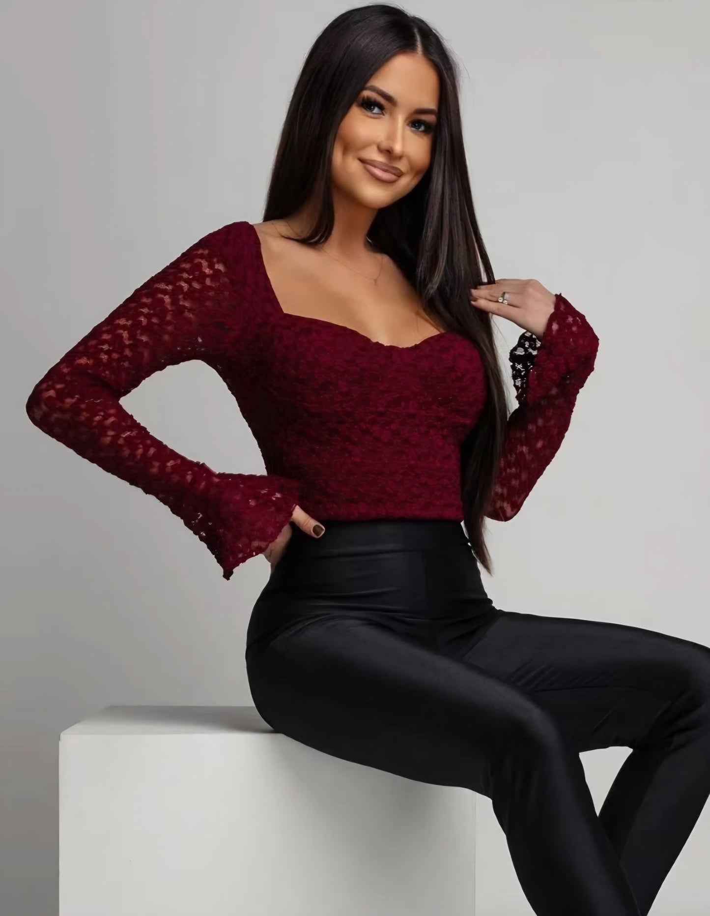 Spetstopp med långa volangärmar Vinröd