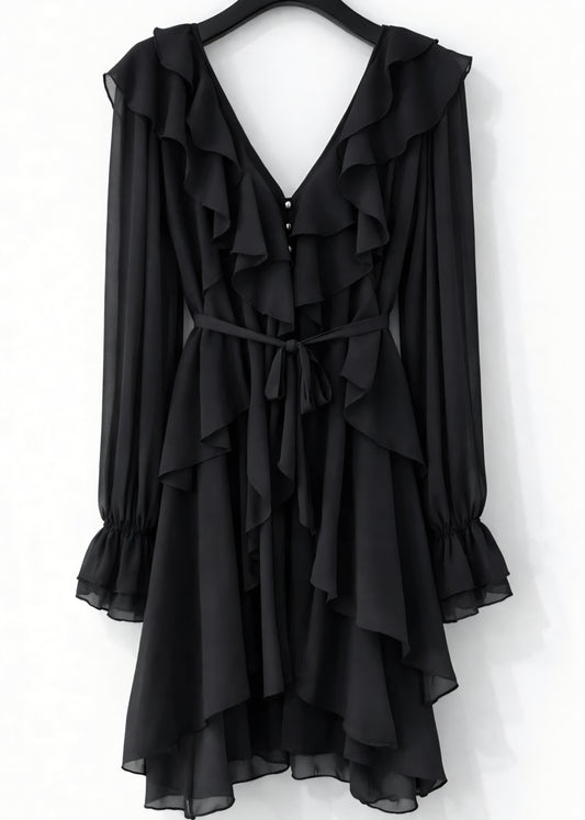 Böljande klänning med volanger Svart