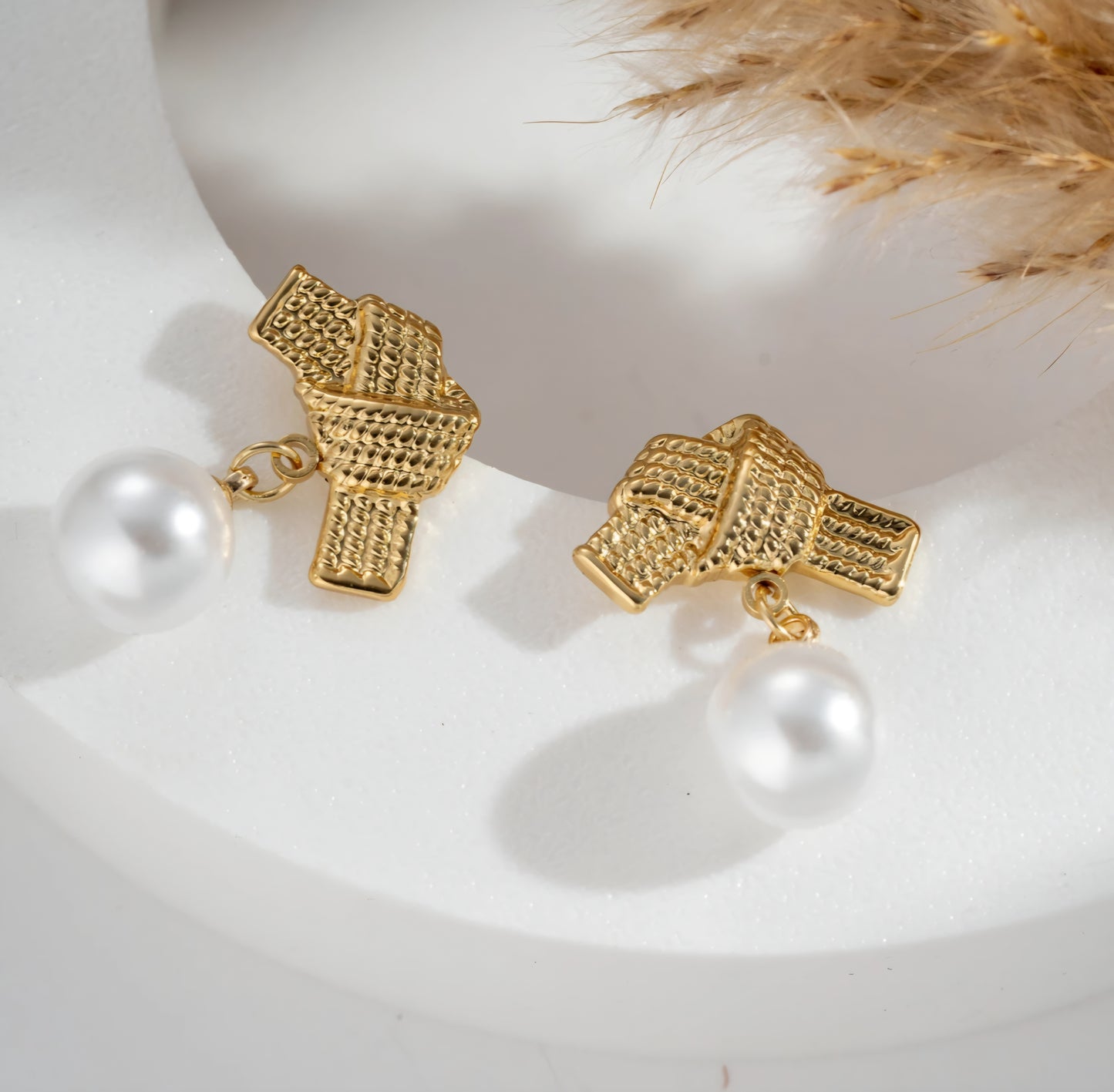 Eleganta örhängen i rostfritt stål med gyllene knut