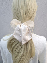 Load image into Gallery viewer, Scrunchie Rosset pearl Beige
