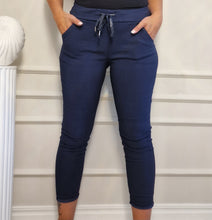 Cargar imagen en el visor de la galería, Pantalón milagro liso azul marino
