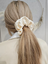 Load image into Gallery viewer, Scrunchie Creme beads silk
