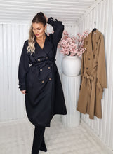 Cargar imagen en el visor de la galería, Trenchcoat med dubbelknäppning Svart Plussize
